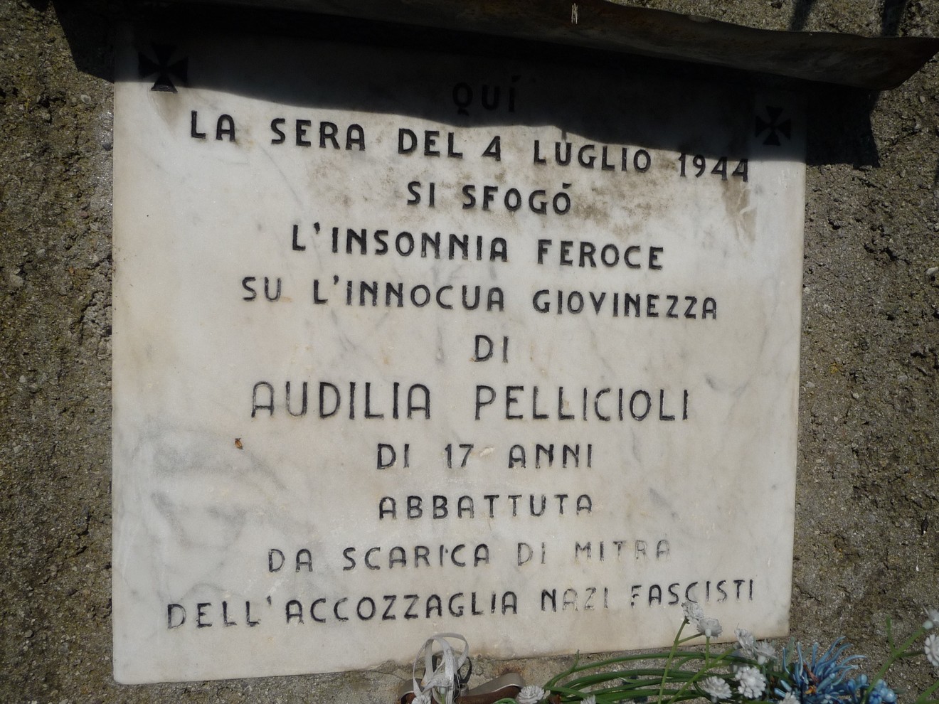 Lapide commemorativa dedicata ad Audilia Pellicioli, giovane vittima della violenza nazifascista nel 1944.