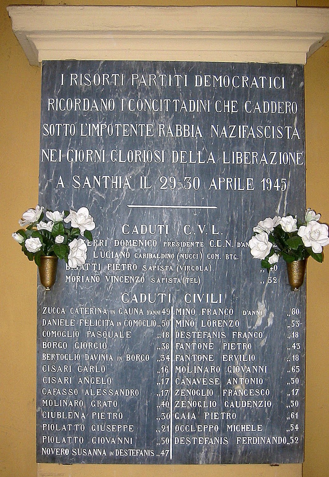 Lapide commemorativa per i caduti del 29 aprile 1945 a Santhià, in memoria dei partigiani e cittadini.