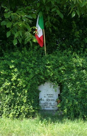 Cippo commemorativo dedicato al Tenente G. Golden, situato in un'area verde.