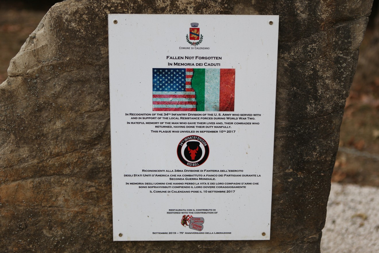 Monumento commemorativo dedicato alla 34th Infantry Division, onorando i caduti e il loro servizio.