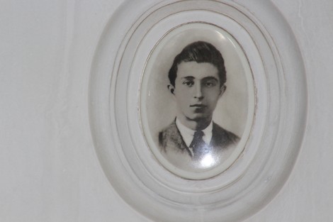 Ritratto in bianco e nero di un giovane, incorniciato, parte del "Sacrario dei partigiani di Torbella".