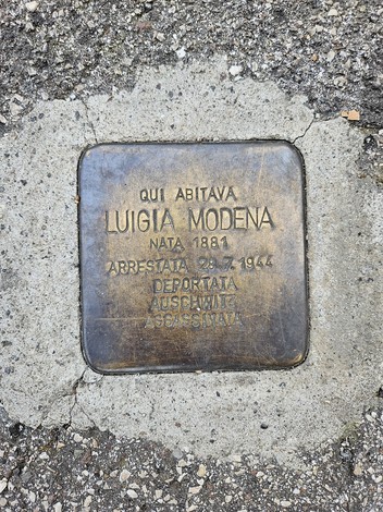 Pietra d'inciampo a Modena in onore di Luigia Modena, deportata ad Auschwitz nel 1944.