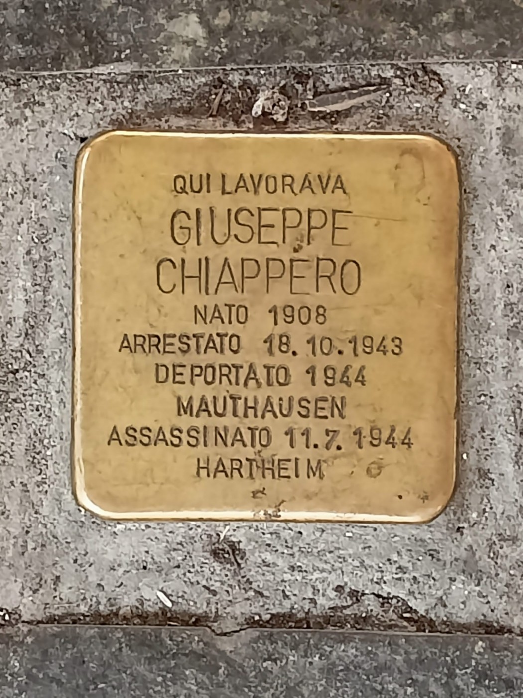 Pietra d'inciampo dedicata a Giuseppe Chiappero, vittima della Shoah, con informazioni sulla sua vita e destino.