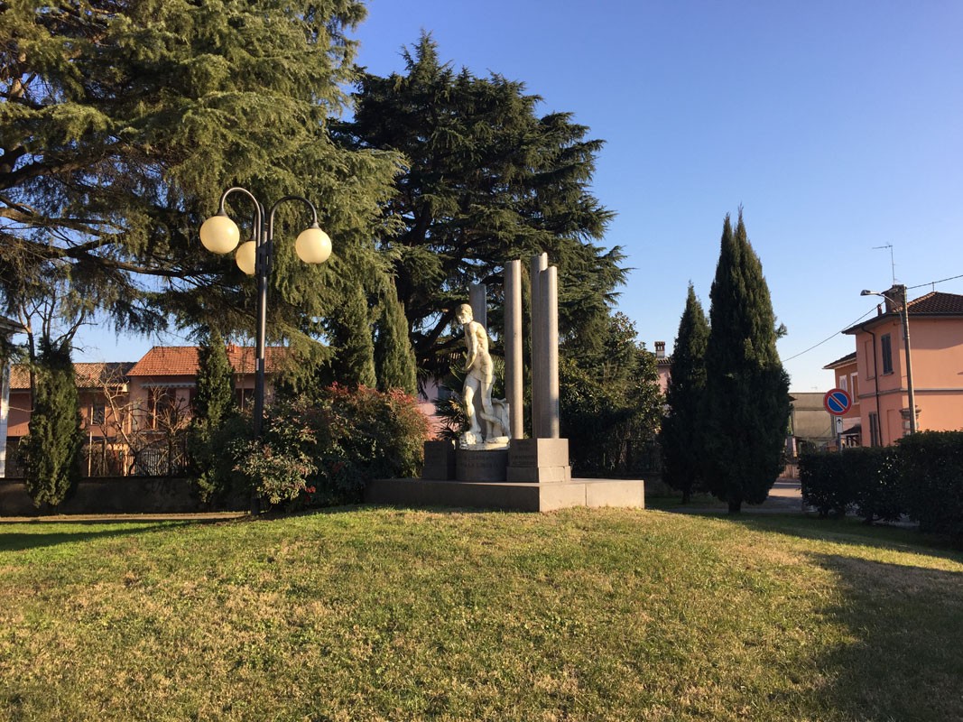Monumento ai Martiri per la Libertà, simboleggia il sacrificio e la lotta per la libertà in un contesto urbano.