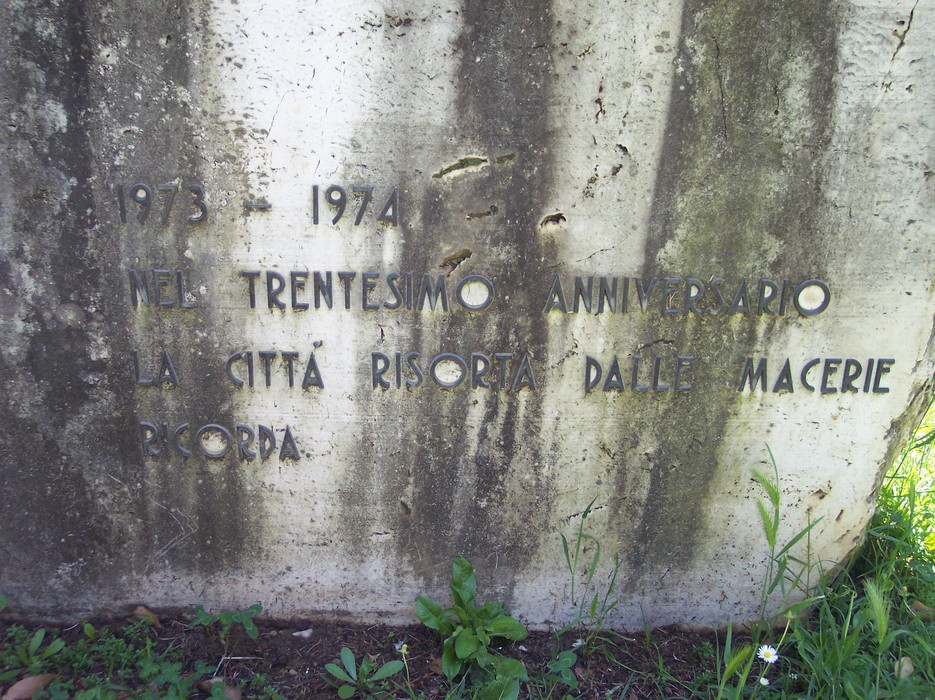 Monumento dedicato alle vittime dei bombardamenti, commemorando il trentesimo anniversario della rinascita della città.