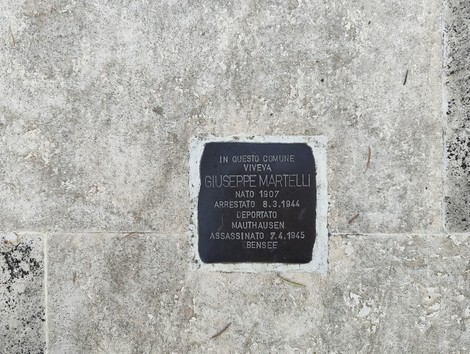 Pietra d'inciampo dedicata a Giuseppe Martelli, vittima della Shoah, nel Giardino della memoria.