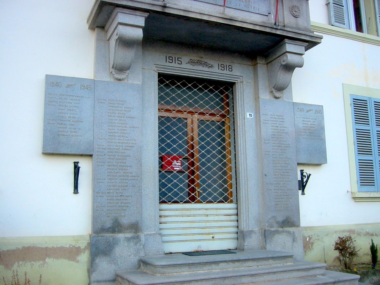 Lapidi commemorative ai caduti tra le guerre mondiali, situate su un edificio storico.