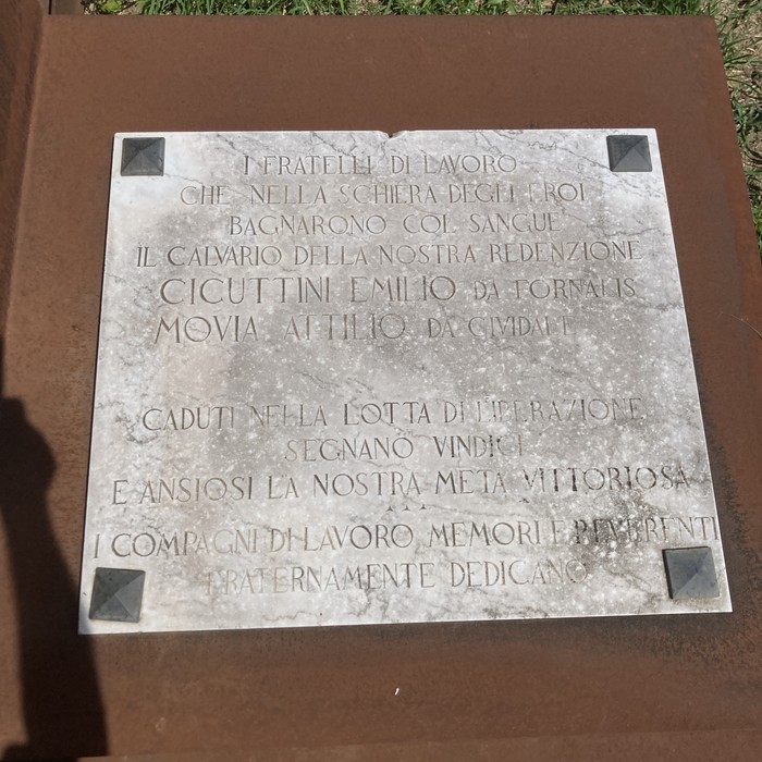 Monumento commemorativo agli operai fucilati dell'Italcementi, simbolo di sacrificio e resistenza.