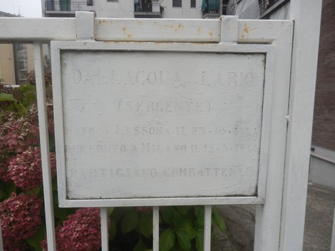 Lapide commemorativa a Dallacqua, sergente, in onore dei combattenti della Prima Guerra Mondiale.
