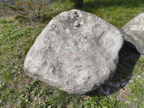 Monumento ai partigiani caduti, situato a Monte Sabbiuno, commemorazione della lotta per la libertà.