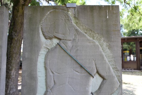 Monumento ai Martiri del Panaro, scultura raffigurante una figura umana in modo stilizzato.