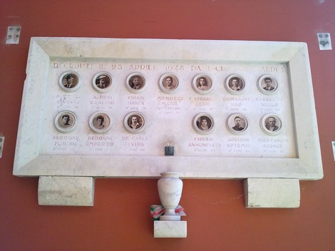 Monumento dedicato alle vittime del bombardamento di San Sisto, commemorando quelle del 25 aprile 1945.