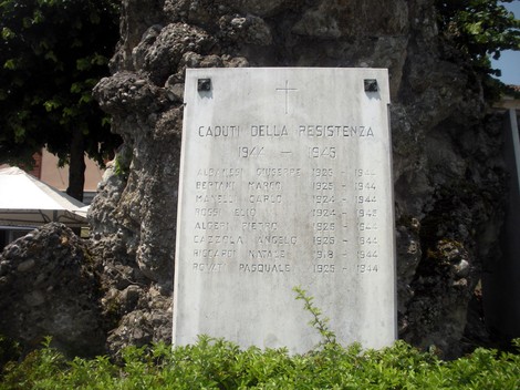 Monumento ai caduti di Arena Po, dedicato ai membri della Resistenza dal 1943 al 1945.