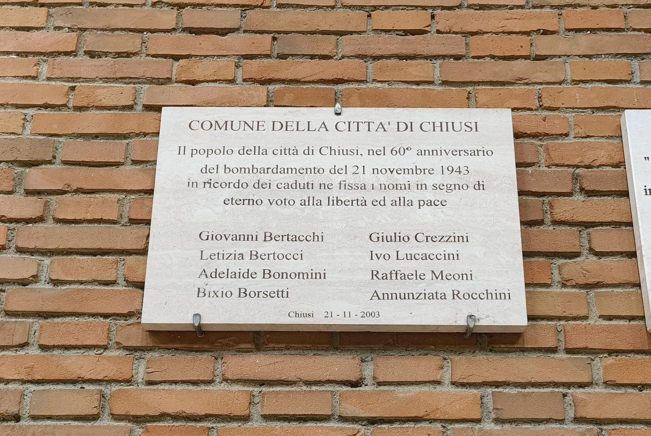 Lapide commemorativa del bombardamento della stazione di Chiusi, ricordando le vittime del 21 novembre 1943.