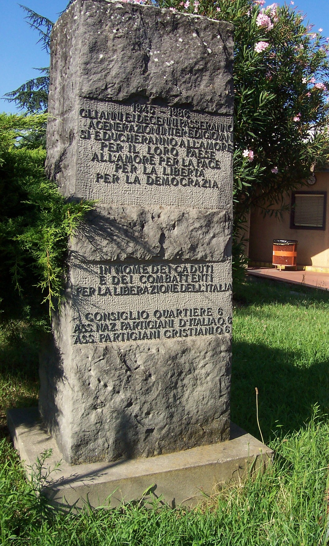 Monumento dedicato ai caduti del quartiere 6, simbolo di memoria e riconoscenza per la libertà e democrazia.