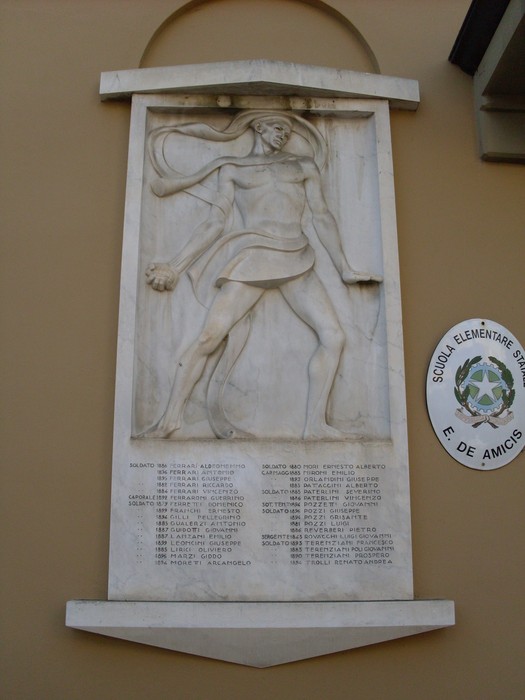 Lapide commemorativa ai caduti di Cavriago, con scultura e nomi dei soldati onorati.