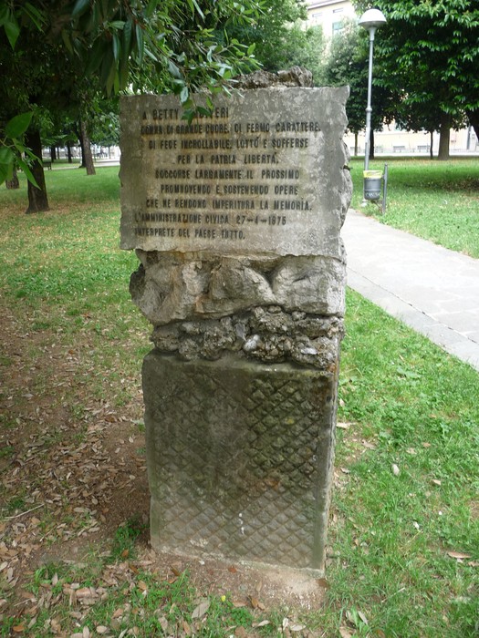 Cippo commemorativo ad Ambiveri, dedicato alla memoria di una figura storica e alla lotta per la libertà.