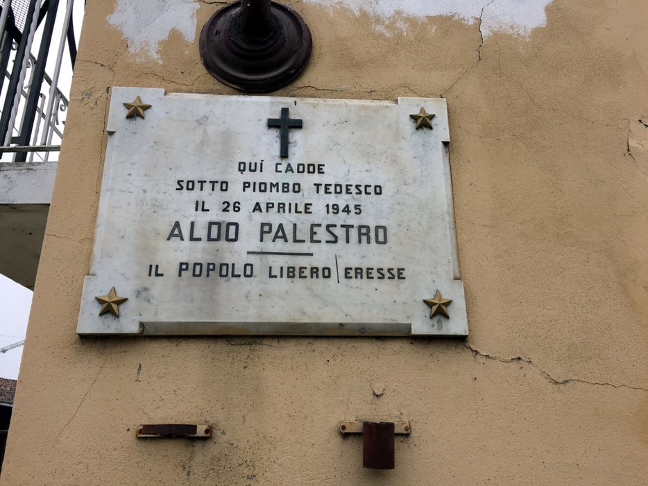 Lapide commemorativa dedicata ad Aldo Palestro, caduto il 26 aprile 1945 sotto il piombo tedesco.