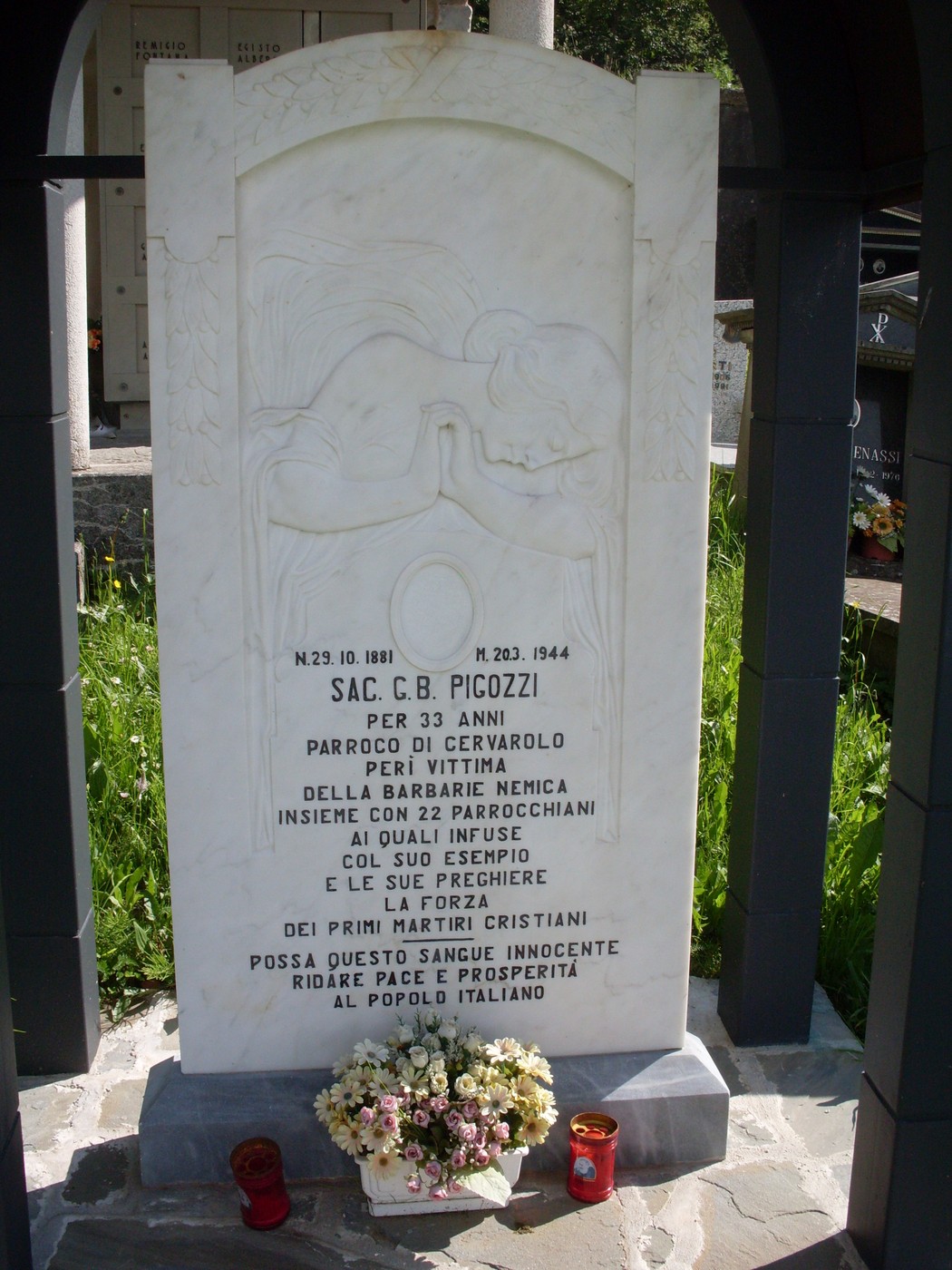 Sepolcro dedicato a C.B. Pigozzi, parroco di Cerverolo, in memoria delle sue virtù e del suo sacrificio.