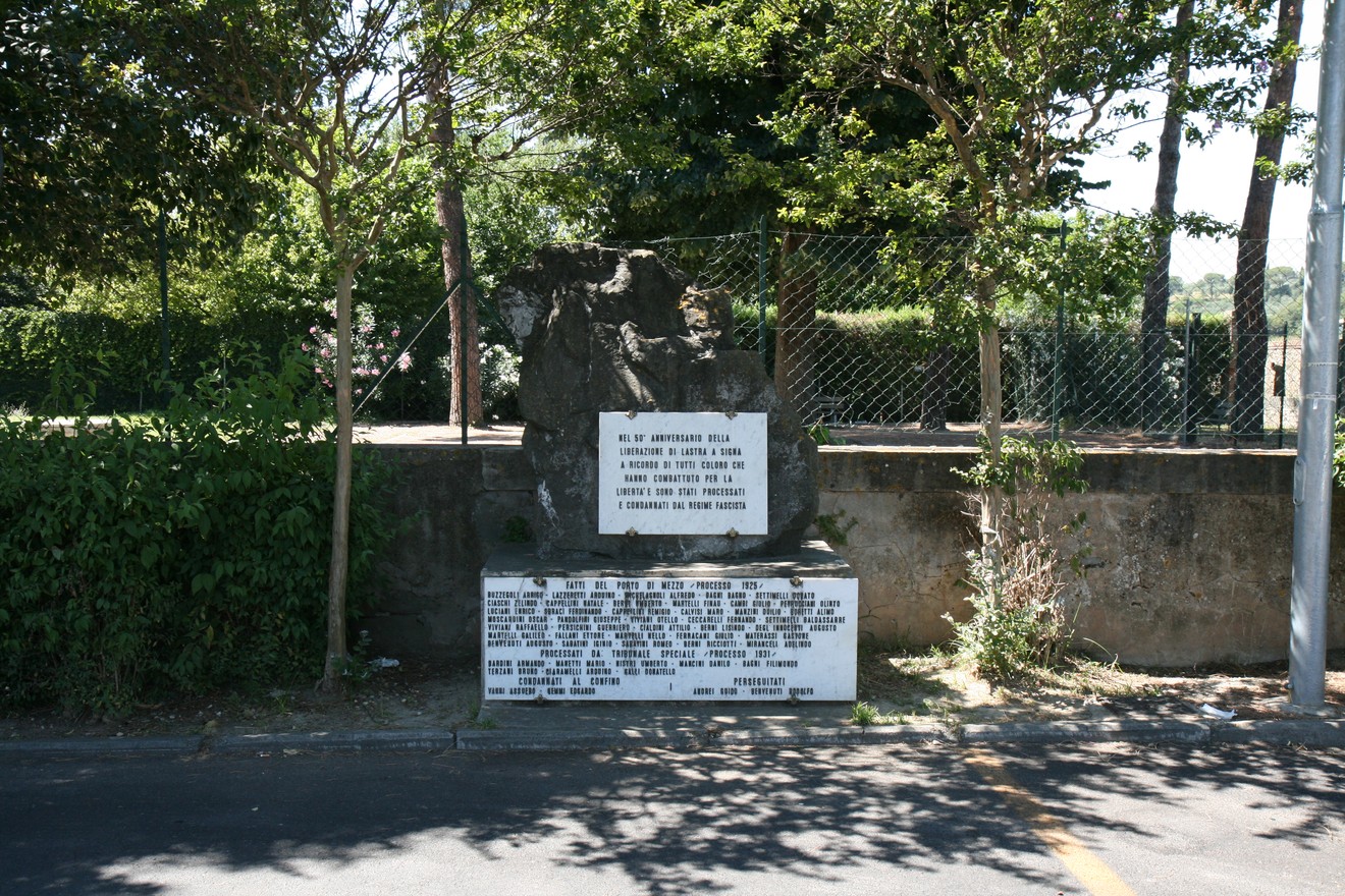 Monumento commemorativo dedicato ai processati e condannati, situato in un'area verde.