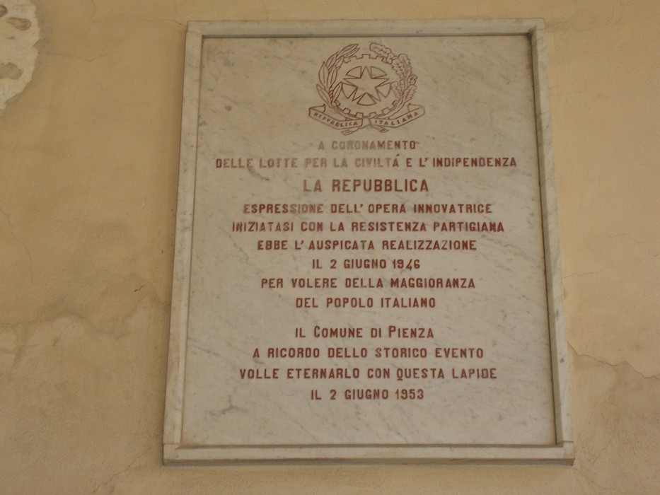 Lapide commemorativa che celebra la Resistenza e l'indipendenza italiana, situata nel municipio di Pienza.