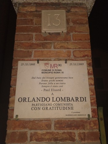 Lapide commemorativa dedicata a Orlando Lombardi, partigiano comunista, con testi di ringraziamento.