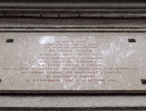 Lapide commemorativa dedicata a Riccardo Bauer, situata a Milano, in onore del suo impegno e sacrificio.
