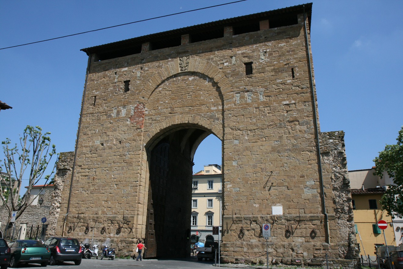 Lapide commemorativa dedicata ai caduti civili, situata su un'imponente struttura storica.