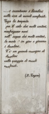 Monumento commemorativo dedicato ai caduti di Monte Sole, con iscrizioni evocative e di riflessione.