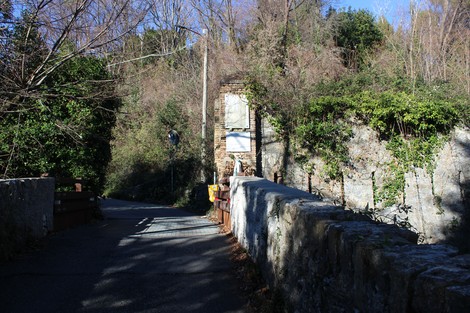 Lapide commemorativa ai partigiani fucilati, situata in un contesto naturale e storico al Forte Castellaccio.