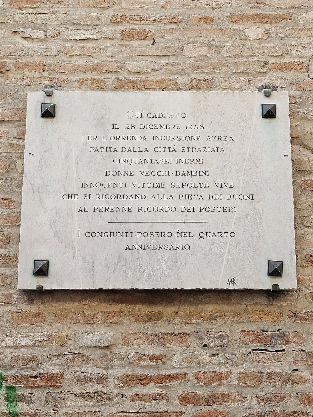 Lapide commemorativa per le vittime del bombardamento del 28 dicembre 1943, con iscrizioni in memoria del tragico evento.