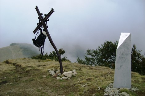 Cippo del Monte Gottero, un luogo di ricordo immerso nella nebbia e nella natura montana.