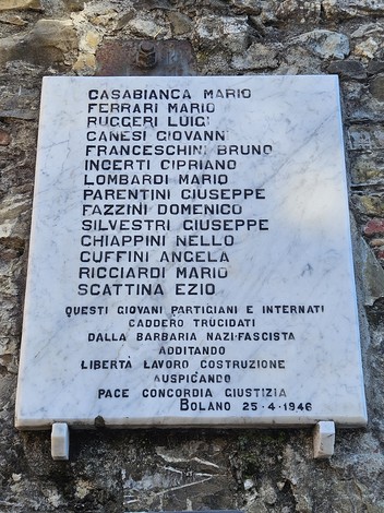 Lapide commemorativa dedicata ai Partigiani e agli Internati Caduti, con nomi incisi nel marmo.