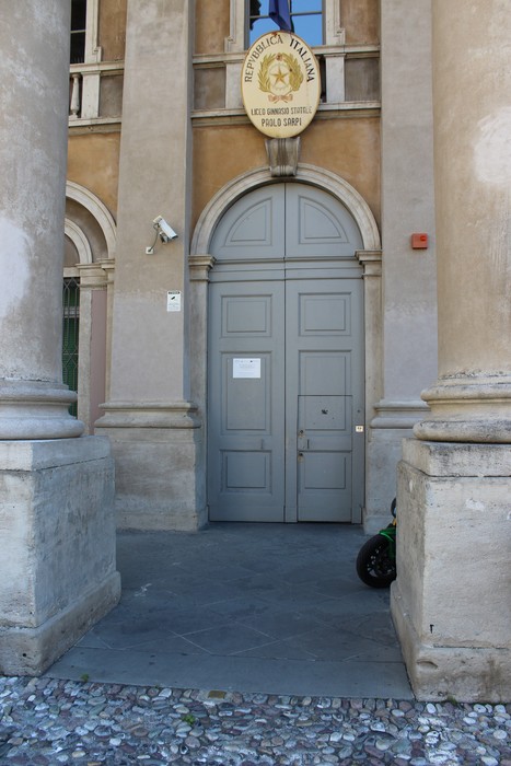 Pietra d'inciampo a D'Amico, monumento commemorativo davanti a un edificio storico in Italia.