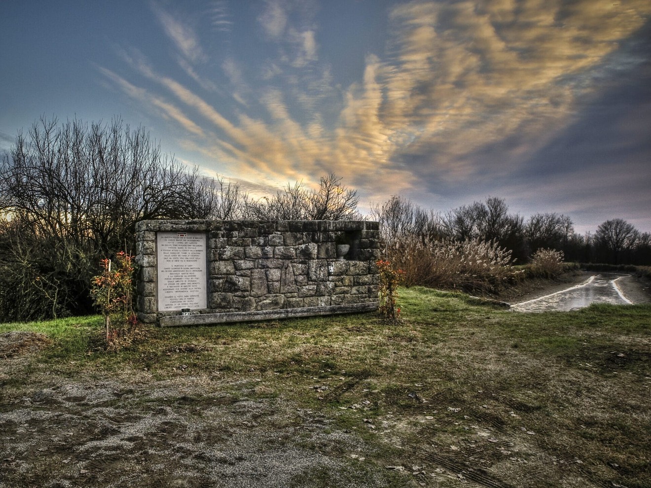 Monumento commemorativo del campo di concentramento di Fossoli, simbolo della memoria storica e della resilienza.