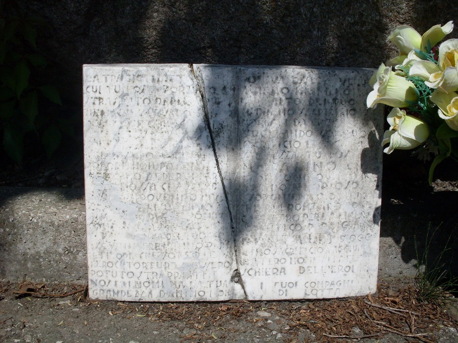 Cippi commemorativi dedicati ai Cattabiani e a Panini, simbolo della memoria storica locale.