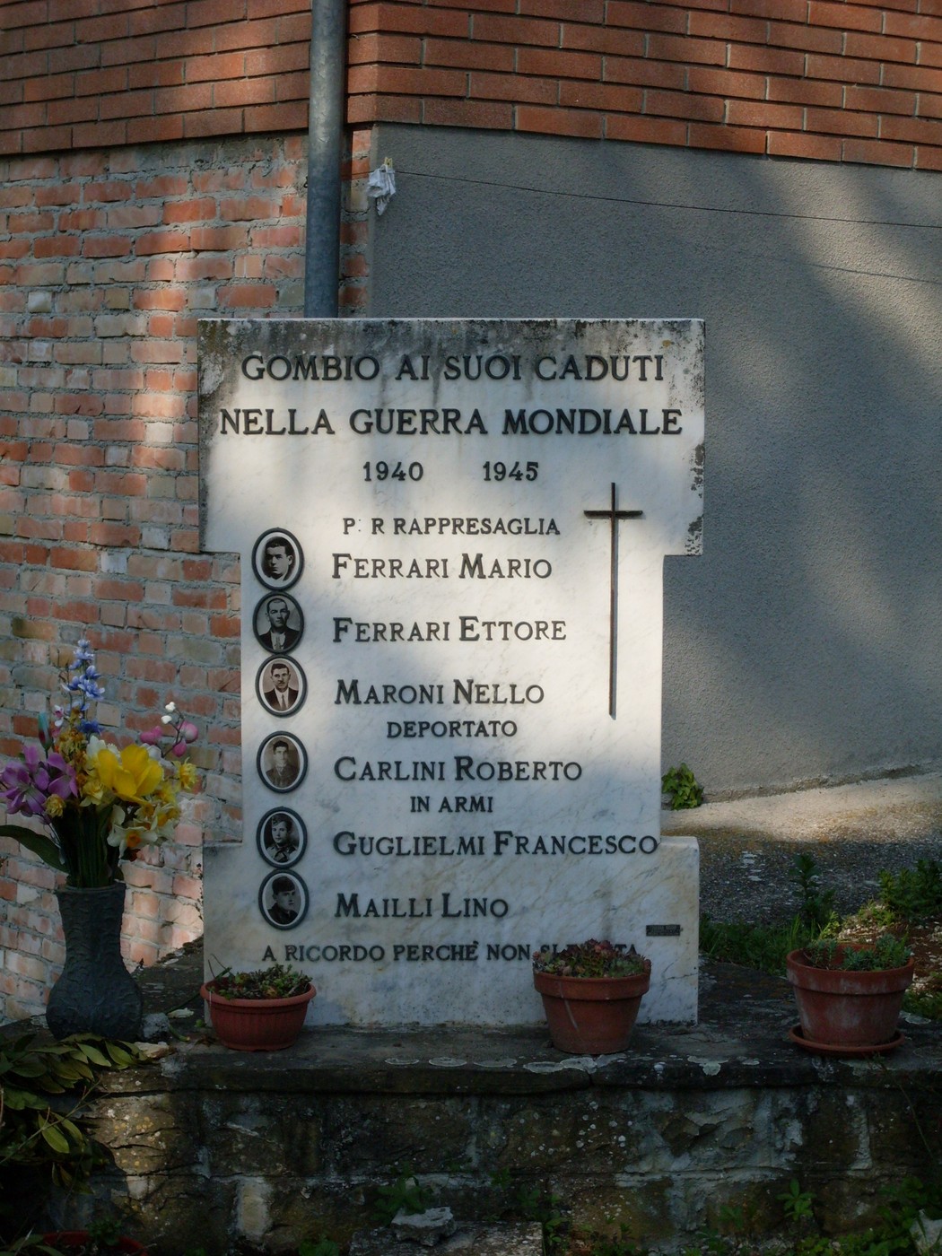 Lapide commemorativa ai caduti di Gombio nella Seconda Guerra Mondiale (1940-1945).