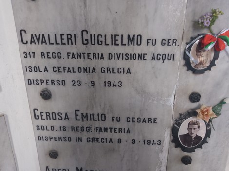 Lapidi commemorative in pietra dedicate ai caduti per la libertà, con nomi e date di eventi storici.