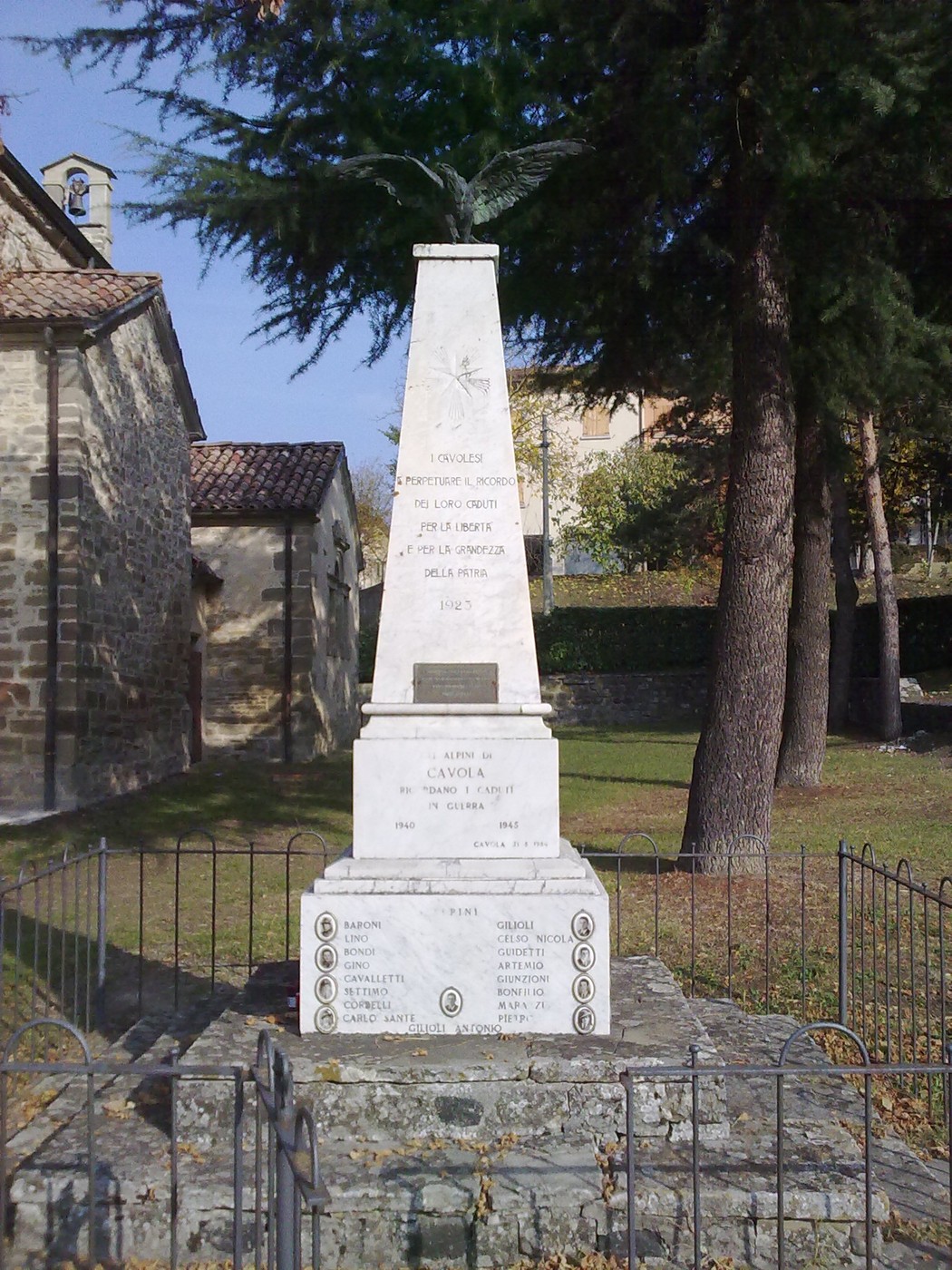 Monumento ai Caduti di Cavola, commemorazione dei valorosi che hanno sacrificato la vita per la patria.