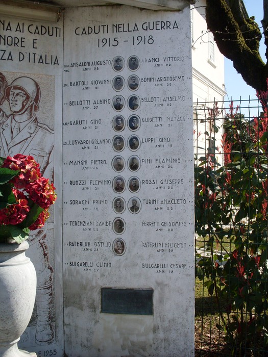 Monumento ai Caduti di Villa Gazzata, dedicato ai soldati della Prima Guerra Mondiale. Fiore e memoria.