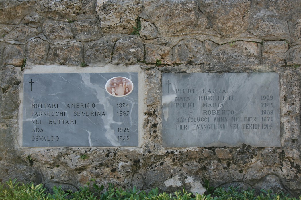 Ossario di Sant'Anna di Stazzema: monumento commemorativo con lapidi in memoria delle vittime della strage.