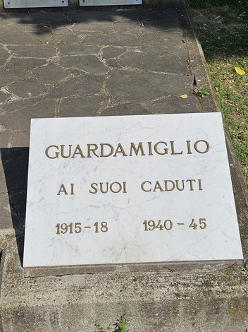 Monumento ai Caduti di Guardamiglio, dedicato ai soldati delle guerre 1915-18 e 1940-45.