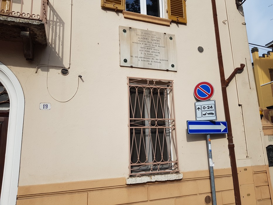 Lapide commemorativa dedicata a Govoni, situata su un edificio nel centro storico.