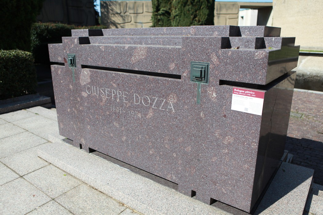 Monumento Ossario dei caduti partigiani, struttura in pietra scura con iscrizioni commemorative.