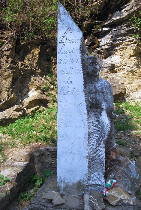 Monumento a Damico, dedicato a Luigi e ai caduti per la libertà, situato in un contesto naturale.