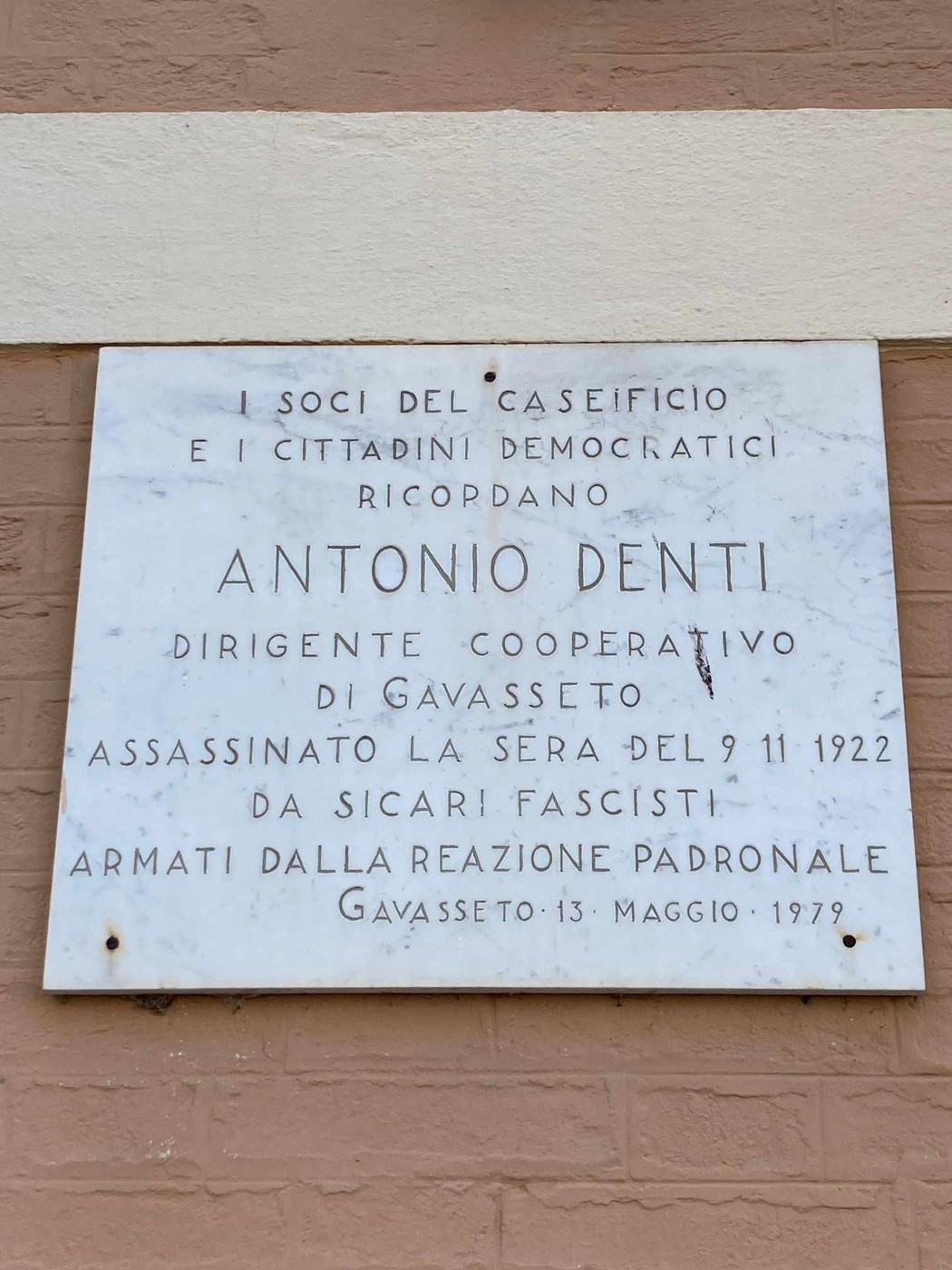 Lastra commemorativa che onora Antonio Denti, vittima di un attentato fascista a Gavasseto nel 1922.