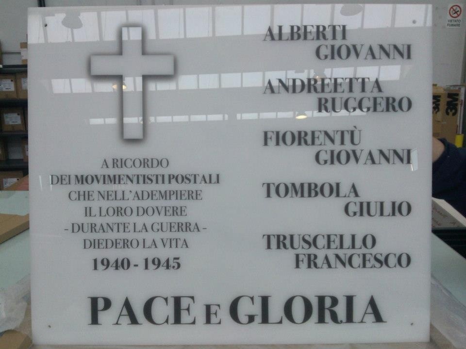 Lapide commemorativa dedicata ai postali caduti durante la guerra, con nomi incisi in memoria.