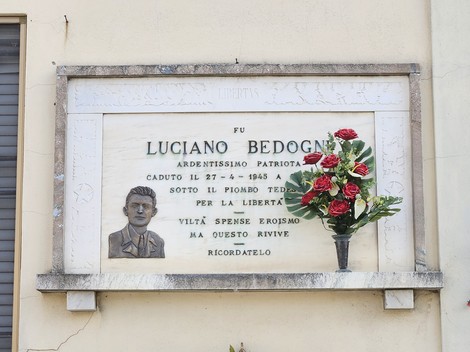 Lapide commemorativa a Luciano Bedogni, patriota ardimentoso, con inserto floreale e dedica alla libertà.