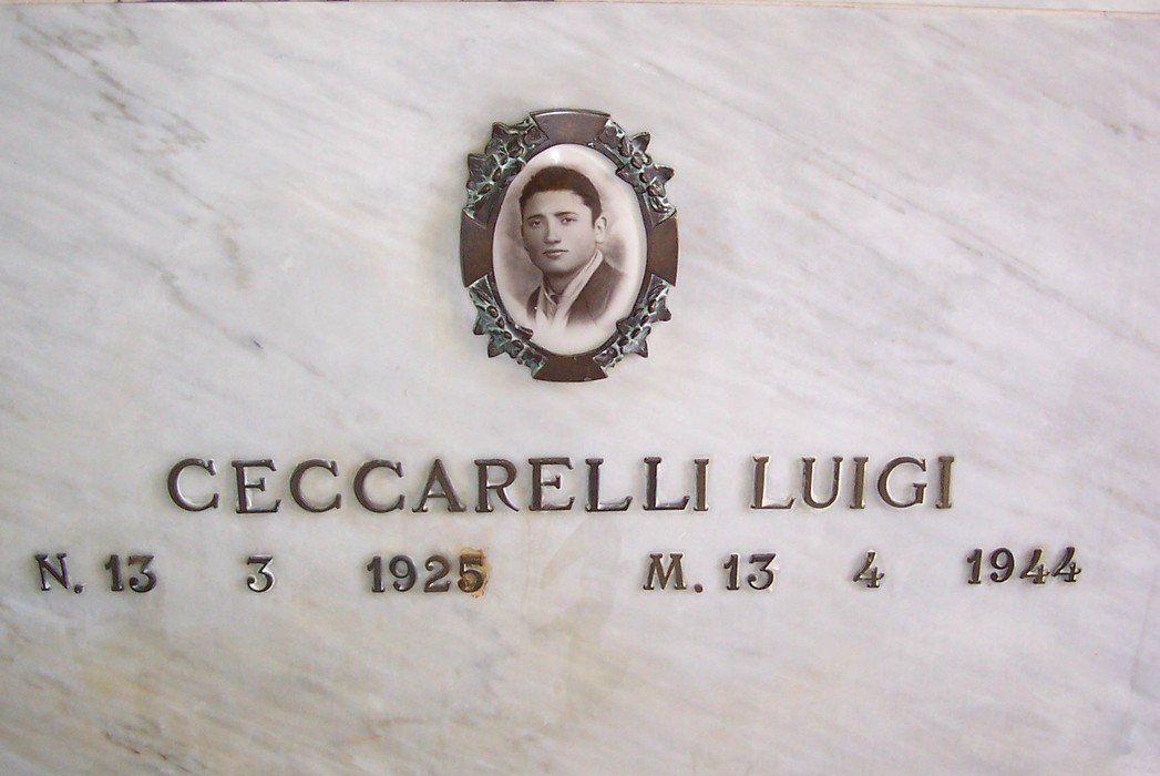 Targa commemorativa dedicata a Luigi Ceccarelli, caduto nel 1944, al Sacrario dei caduti di Soci.