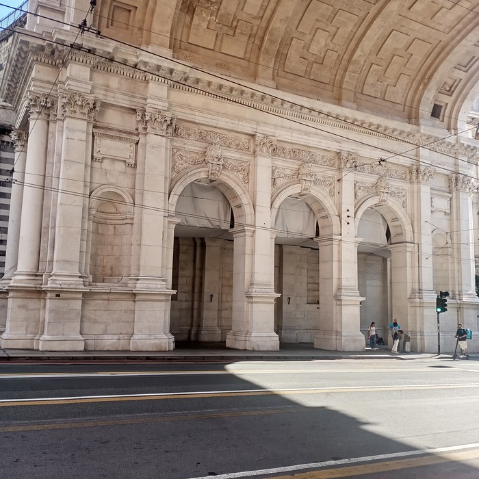 Imponente facciata del Sacrario del Ponte Monumentale, con archi e dettagli architettonici in stile neoclassico.